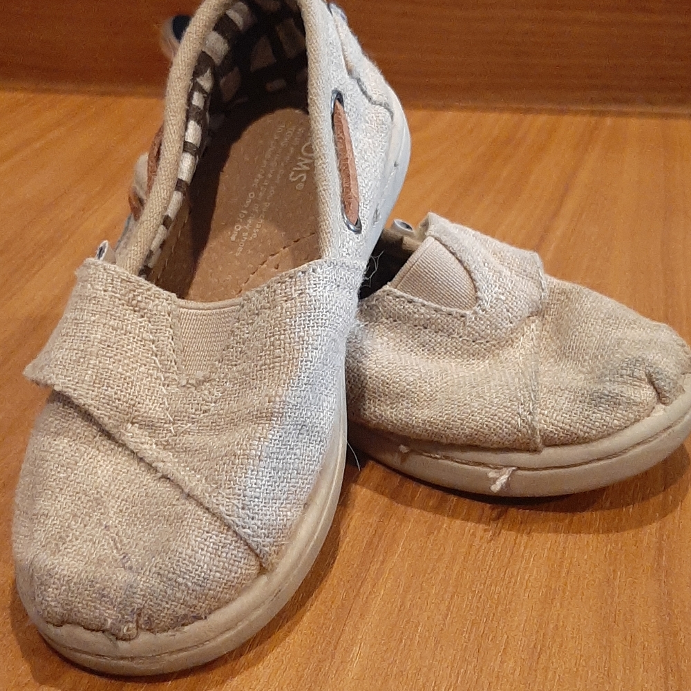 Toddler Tom's khaki shoes size T7